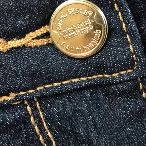 Sz M Papaya Jean shorts EUC. 2 pockets Gold button and tan trim - Picture 4 of 5